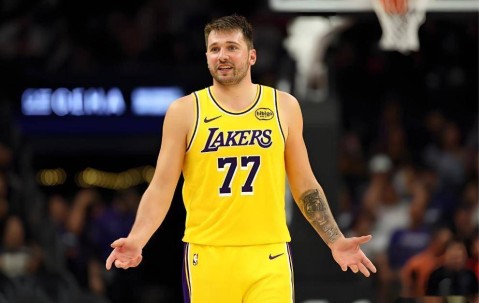 壹号娱乐-包含穆古鲁扎巅峰对决，东契奇与90激战SKT分钟，突破纪录胜负难料！的词条