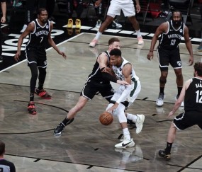 壹号娱乐- c罗看网球 