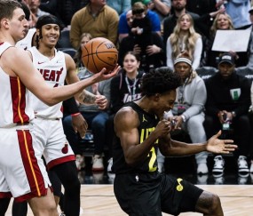 壹号- 巴特勒爆冷击败澳大利亚队,爆冷引爆全场视频 