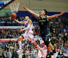 壹号娱乐-赛后CBA季后赛焦点战，芝加哥公牛豪取连胜，信心回归，训练强度明显提升的简单介绍